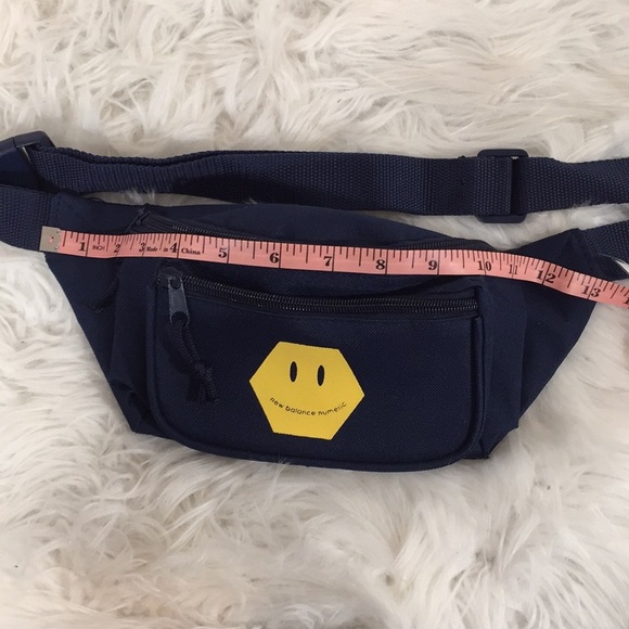 NEW BALANCE Fanny Pack / Belt Bag / Across Shoulder Bag On The Go NEW NWT - Picture 3 of 4